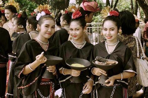 kain tenun songket sukerare pakaian adat khas lombok informasi paket wisata lombok