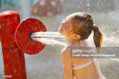 Wet Girls Pics Photos Et Images De Collection Getty Images