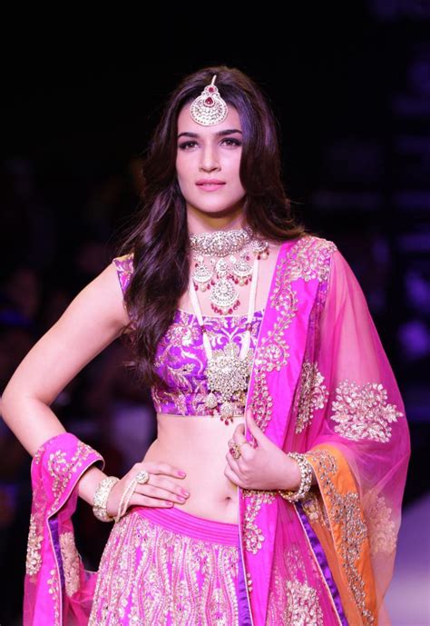 High Quality Bollywood Celebrity Pictures Kriti Sanon Super Sexy Navel