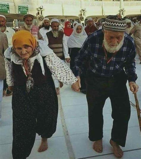 this is beautiful an old man and woman making tawaf cute muslim
