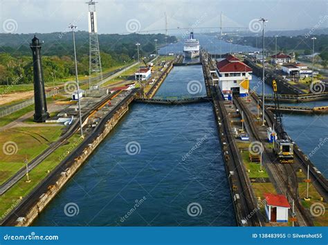 schip dat het kanaal van panama weggaat redactionele afbeelding image