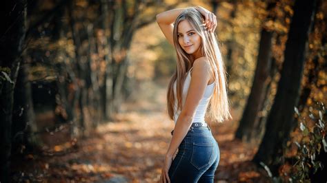 blue jeans blonde girl 2020 fashion model photo preview