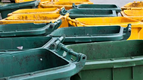 vuilophaaldienst waarschuwt voor vastvriezen van afval  bak nh nieuws