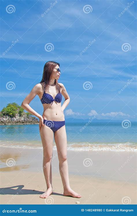 mooie jonge aziatische vrouw in bikini het ontspannen op het strand de