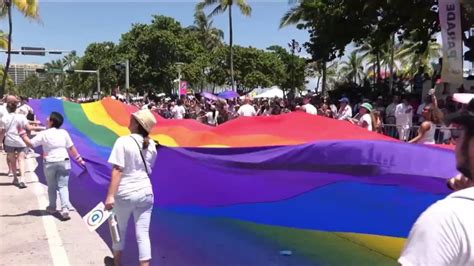 realizan desfile del orgullo gay en miami beach