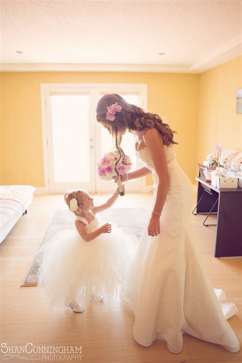 36 Cute Wedding Photo Ideas Of Bride And Flower Girl