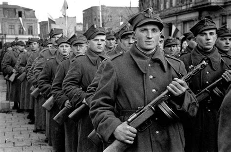 soldiers   ludowe wojsko polskie   parade  gniezno gniezen