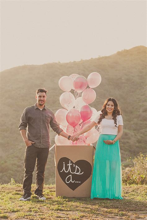 gender reveal announcement by yuna leonard maternity photography
