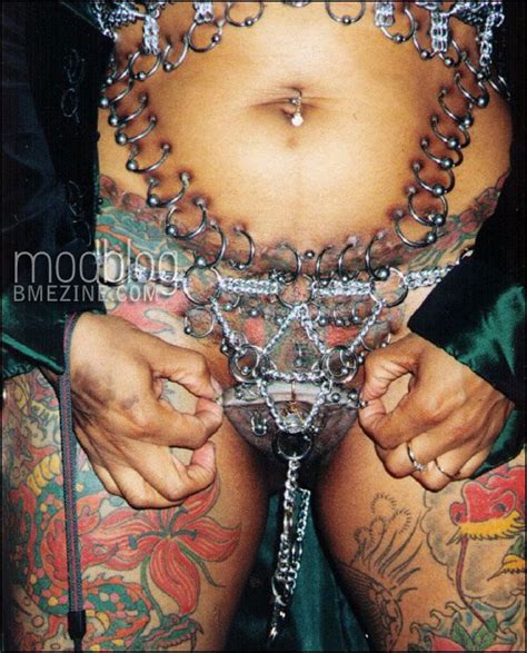 se casa la mujer que lleva casi 7 000 piercings en su cuerpo