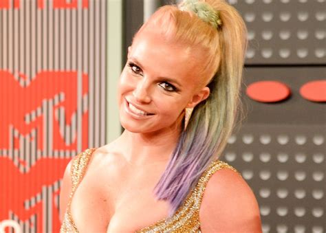 Britney Spears Poses Naked On The Beach And Sends A Strong Message To