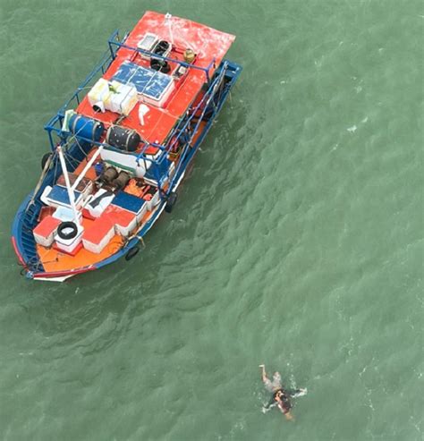 1º esquadrão de helicópteros antissubmarino realiza resgate de náufrago