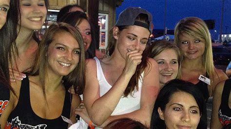 [pics] kristen stewart at hooters — actress poses with sexy waitresses