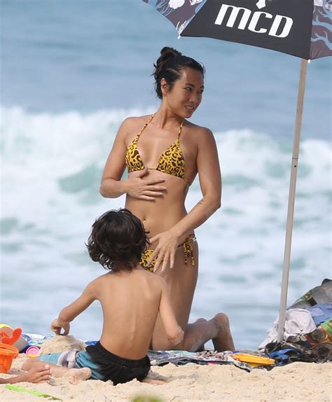 Danni Suzuki Vai à Praia Do Rio De Janeiro Com Filho