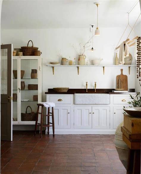 Va da sé quindi che i due abbiano un grande feeling. Una cucina bianca su un pavimento in piastrelle rosse di cotto. I