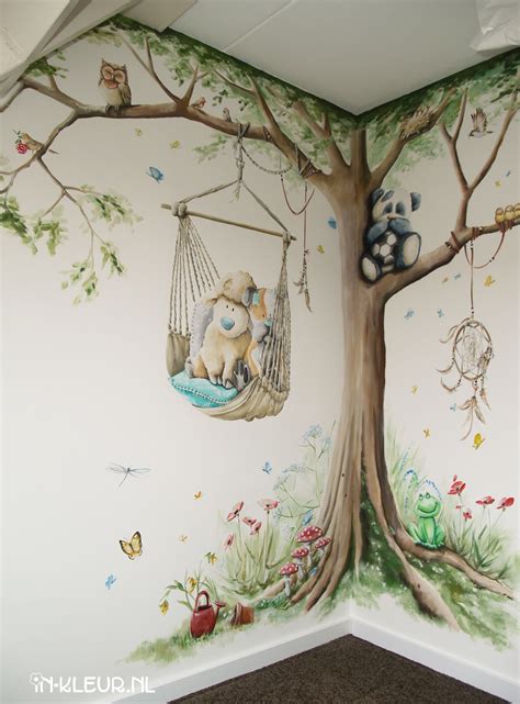 boom met hangstoel  een babykamer een muurschildering met veel persoonlijke details ook de