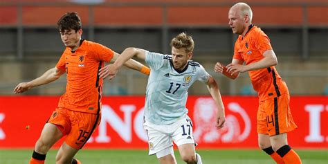 schotse pers lacht oranje uit het werd de nederlandse commentator te veel voetbalprimeur