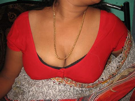 aunty cleavage photo homely wife deep cleavage in low cut blouse