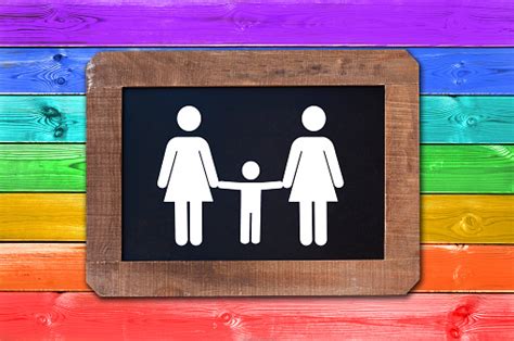 lesbijska rodzina z białym znakiem dziecka na tablicy tęczowa flaga