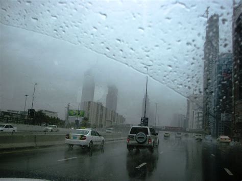 photo rainy day  dubai cars  dubai   jooinn