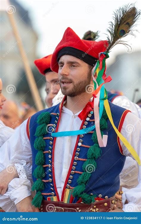 hombre joven de polonia en traje tradicional fotografía editorial
