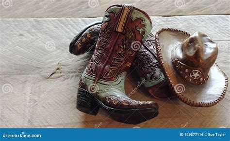 botas del vaquero  de la muchacha   sombrero foto de archivo