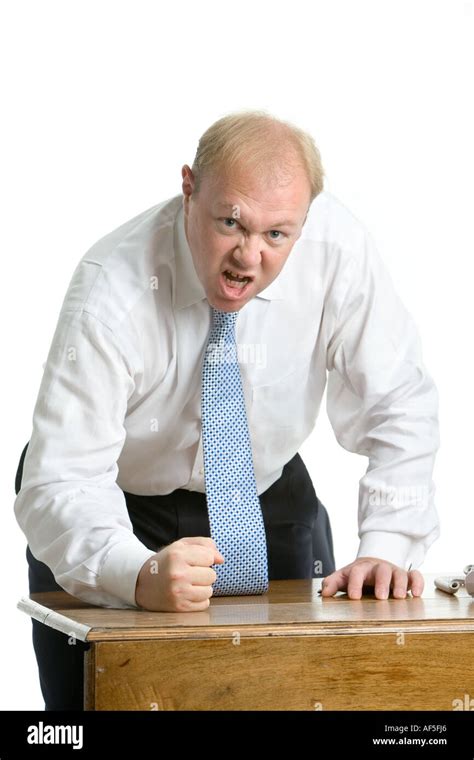 ejecutivo enojado golpeando la mesa con su puño foto and imagen de stock
