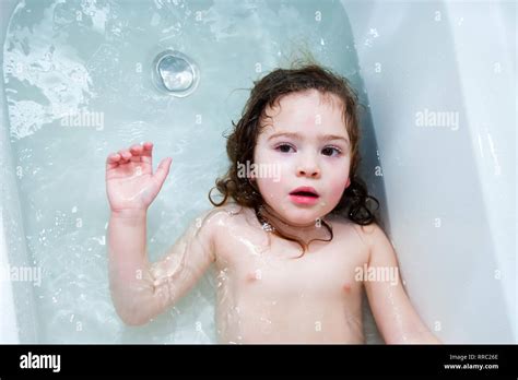 Kleines Mädchen Schwimmen Im Bad Stockfotografie Alamy