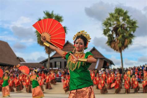 tari tradisional kipas pakarena berita seni tari  indonesia