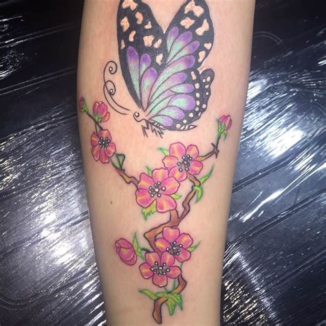 vlinder tattoo laten zetten lees de betekenis info en tips vlinder tattoo bloem tatoeage