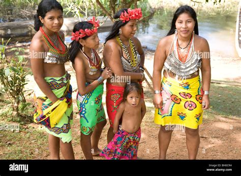 les jeunes femmes avec enfant embera indian village le parc national