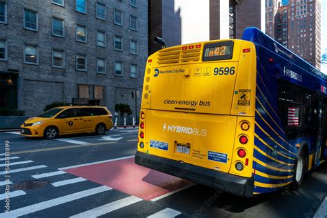 fotka „rear side view of new york city bus of metropolitan