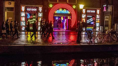 amsterdam bans red light district tourists from staring at sex workers ladbible