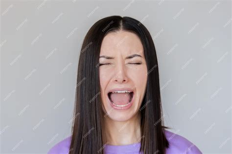 Premium Photo Closeup Woman Opening Her Mouth Crying Screaming