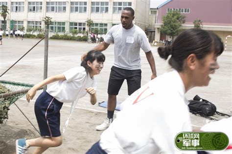 米国兵、日本の女子中学生に軍事訓練 中国網 日本語