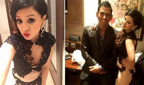 ms dhoni s wife sakshi shows off sexy avatar in harbhajan singh wedding