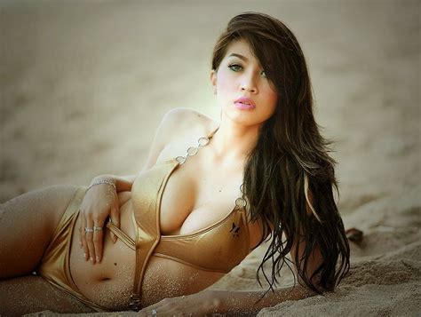 Photoshoot Model Seksi Ayunia Elfahrez On Sexy Bikini