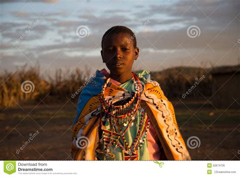 het portret van het masaiimeisje redactionele afbeelding