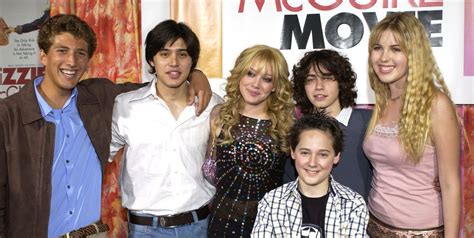 lizzie mcguire is returning to our tv screens as a 30 year old