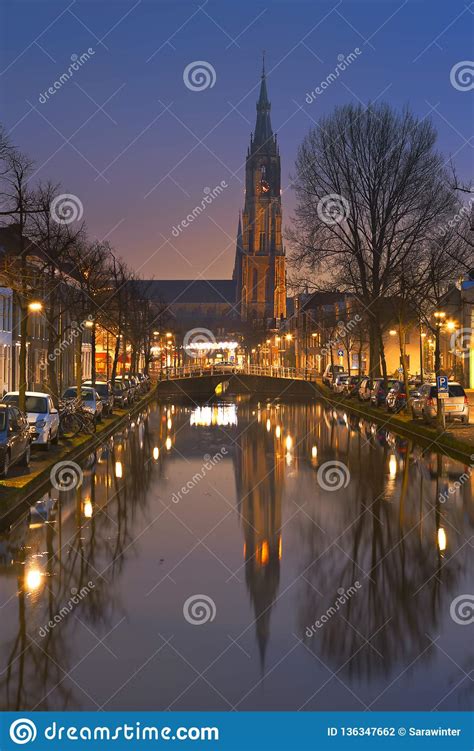 kerk  een kanaal  delft nederland wordt weerspiegeld dat stock foto image  huizen lang