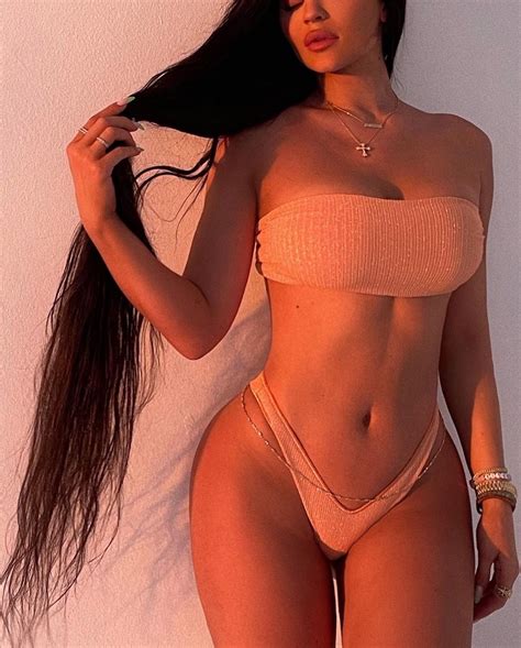 Kylie Jenners Extremely Wide Hips In A Peach Bikini 5 Photos Video
