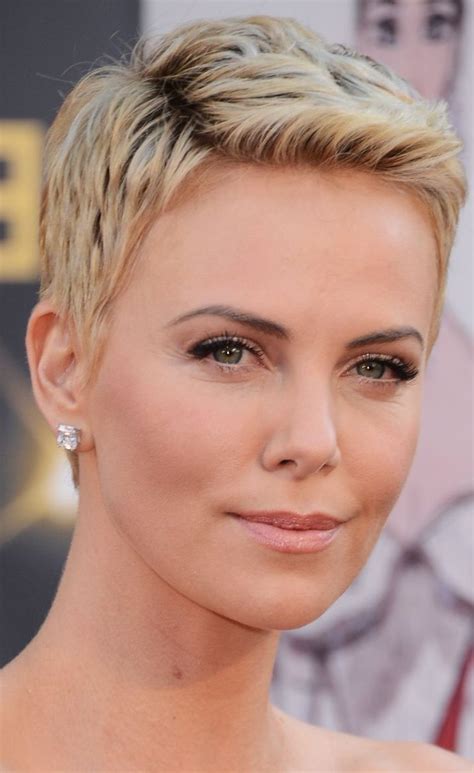 28 Short Pixie Cuts For Women Over 40 In 2021 Short Pixie Cuts