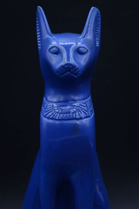 estatua única de la diosa egipcia bastet gato azul hecho en etsy españa