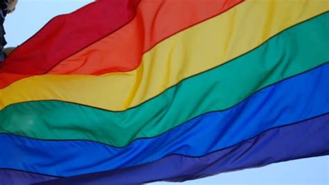bandera del orgullo gay  simbolo de libertad  respeto austin latinx