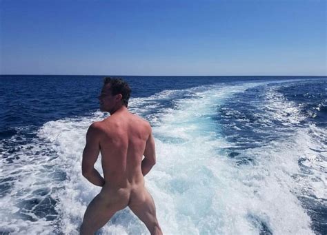 omg his butt teen wolf s ryan kelley shares his tuckus on a boat inspired by justin bieber