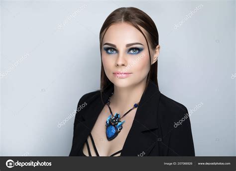 black hair blue eyed girl nude