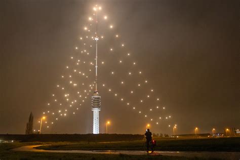 lichtjes van grootste kerstboom  ijsselstein gaan vandaag uit foto adnl