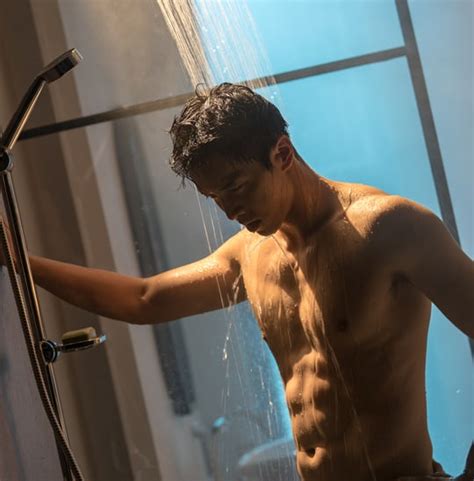 10 Male Korean Actors Who Have Shown Off Their Muscular