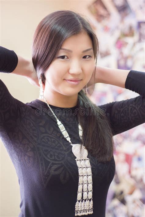 piękna chińska dziewczyna jest ubranym jakuta krajowych ornamenty
