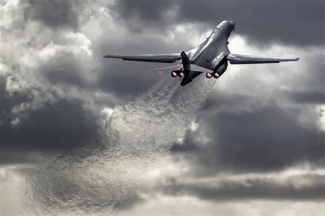 breathtaking photo of a b 1b lancer in its jetwash on a steep ascent [2048 x 1365] militaryporn