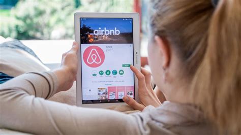airbnb verliest miljarden   omdat er veel minder gereisd werd